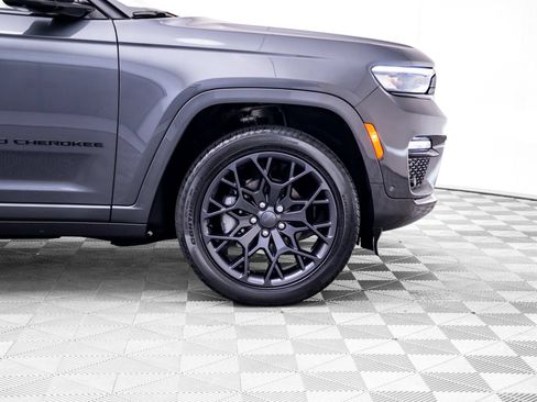 Used 2025 Jeep Grand Cherokee Summit AWD/4WD image 40
