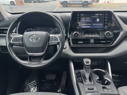Used 2022 Toyota Highlander XLE AWD/4WD image 19