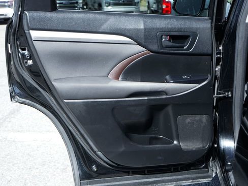 Used 2017 Toyota Highlander LE image 29