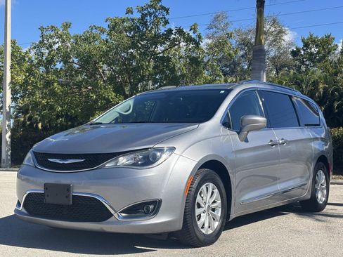 Used 2019 Chrysler Pacifica Touring-L image 2