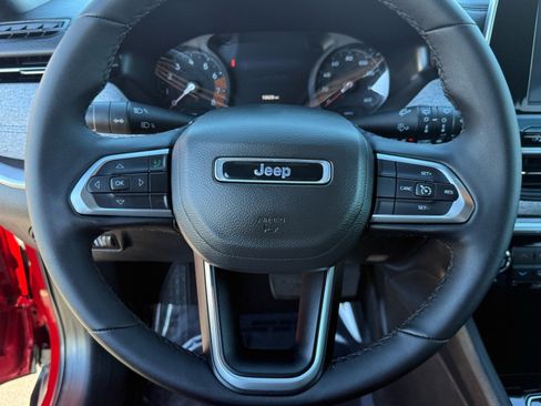 Used 2025 Jeep Compass Latitude image 16