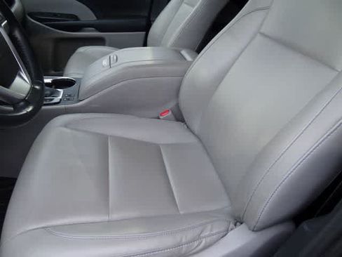 Used 2019 Toyota Highlander XLE AWD/4WD image 7