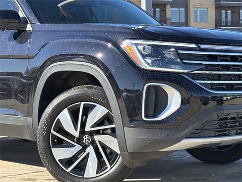 Certified 2025 Volkswagen Atlas SE image 3