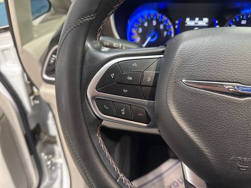 Used 2018 Chrysler Pacifica Touring-L image 18
