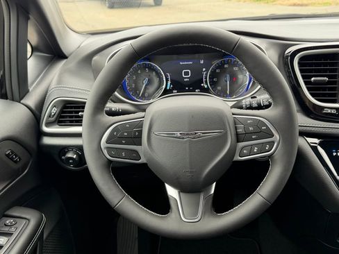 New 2026 Chrysler Pacifica Select image 40