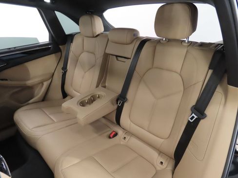 Certified 2025 Porsche Macan AWD/4WD image 43