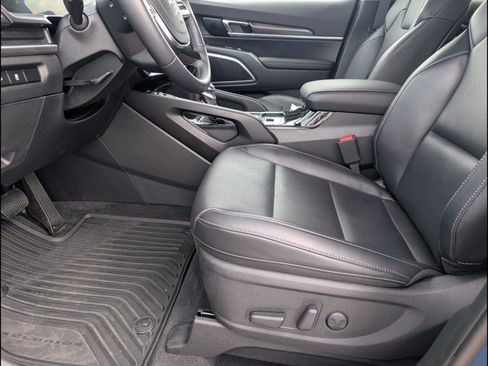 Used 2024 Kia Telluride S FWD image 11