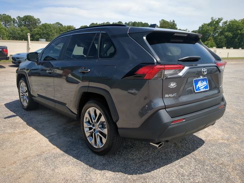 Used 2020 Toyota RAV4 XLE Premium FWD image 5