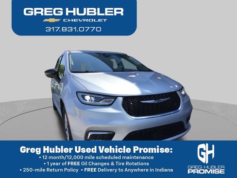 Used 2024 Chrysler Pacifica Touring-L FWD image 3