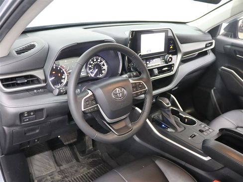 Used 2023 Toyota Highlander XLE image 23