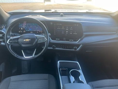 Used 2025 Chevrolet Equinox LT image 3