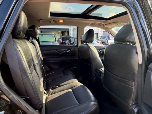 Used 2017 Nissan Rogue SV FWD image 18