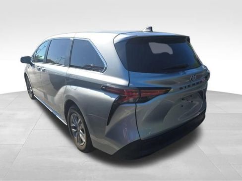 Used 2021 Toyota Sienna XLE FWD image 3