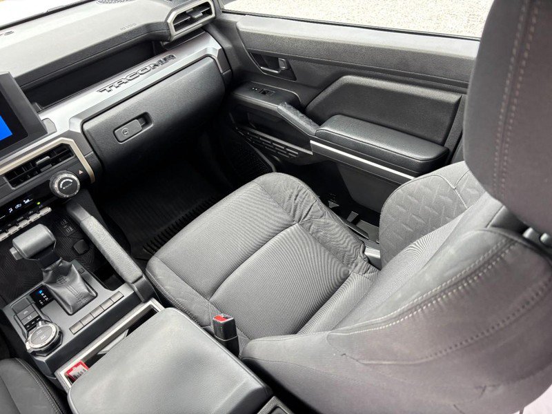 Used 2025 Toyota Tacoma SR5 AWD/4WD image 16