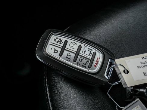 Used 2025 Chrysler Pacifica Select FWD image 33