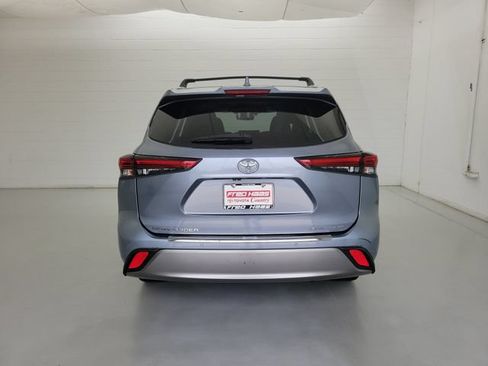 Used 2023 Toyota Highlander Platinum FWD image 6