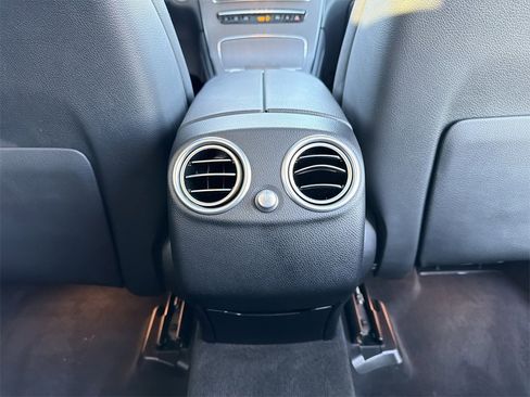 Used 2020 Mercedes-Benz GLC 300 4MATIC image 23