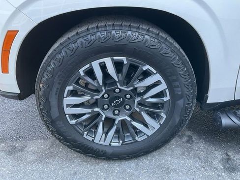 Certified 2025 Chevrolet Suburban Z71 w/ Z71 Off-Road Package image 10