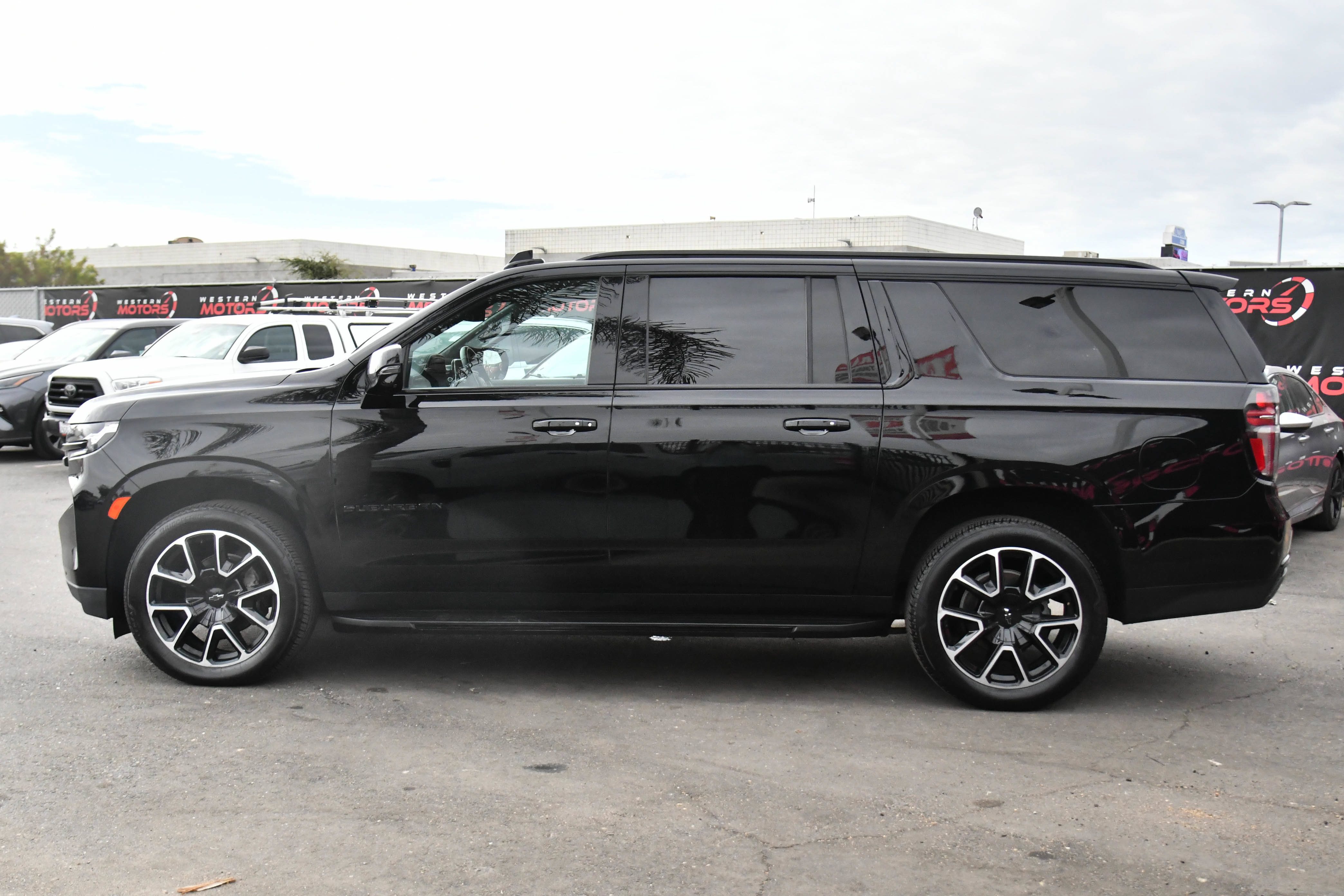 Used 2023 Chevrolet Suburban RST w/ Luxury Package AWD/4WD image 4