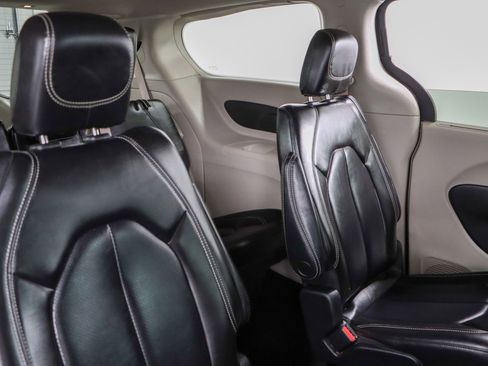 Used 2023 Chrysler Pacifica Touring-L image 28