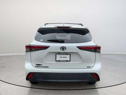 Used 2024 Toyota Highlander XLE FWD image 8