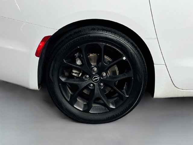 Used 2025 Chrysler Pacifica Limited FWD image 39