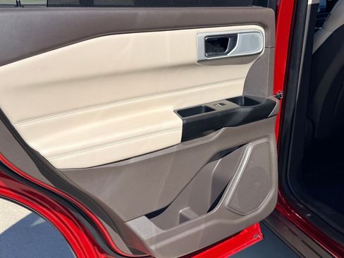 Used 2020 Ford Explorer Platinum w/ Premium Technology Package image 18