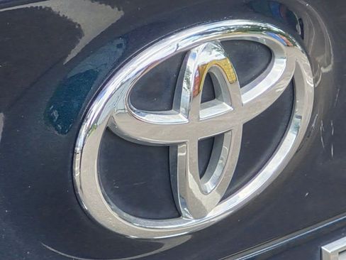 Used 2018 Toyota Camry LE FWD image 14
