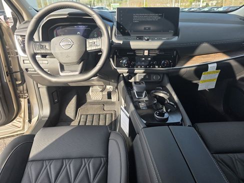 Used 2025 Nissan Rogue Platinum w/ Platinum Premium Package image 15