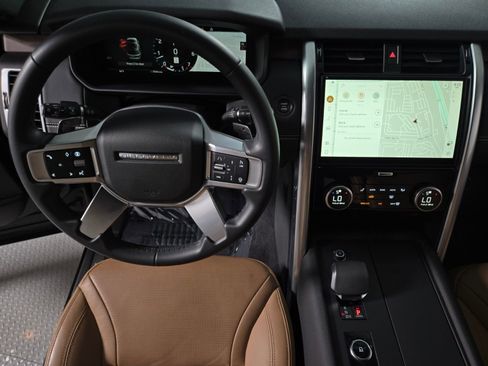 Used 2025 Land Rover Discovery Dynamic SE image 15