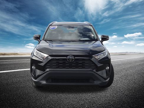 Used 2019 Toyota RAV4 XLE Premium FWD image 10