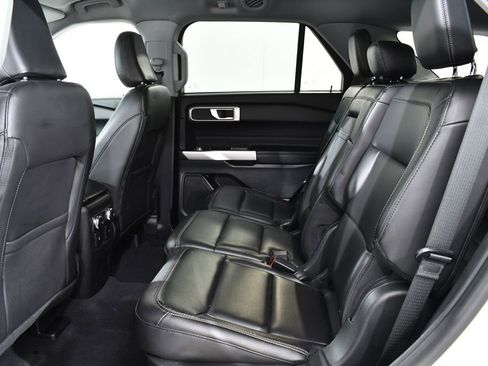 Used 2022 Ford Explorer XLT w/ Equipment Group 202A AWD/4WD image 16