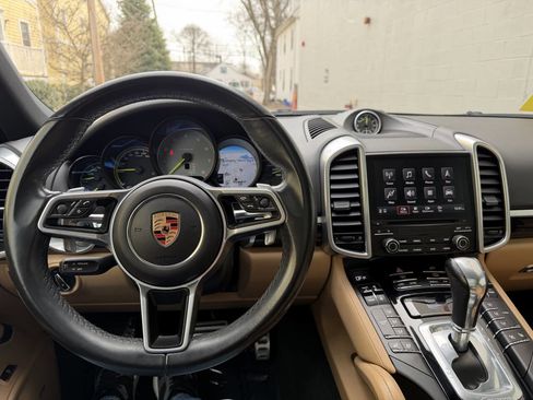 Used 2018 Porsche Cayenne S Platinum image 19