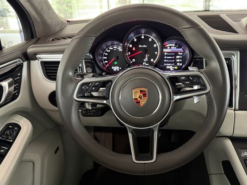 Used 2018 Porsche Macan Turbo AWD/4WD image 16