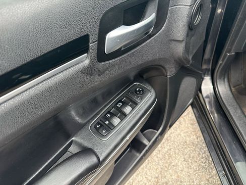 Used 2018 Chrysler 300 S RWD image 12