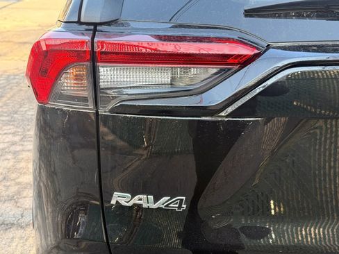 Used 2021 Toyota RAV4 LE image 32