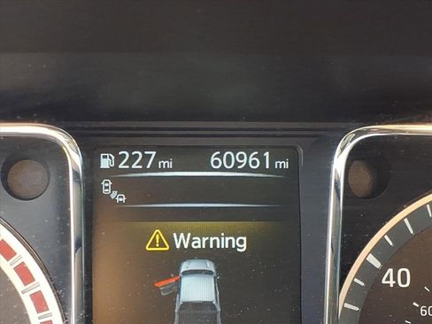 Used 2017 Nissan Titan SV image 30