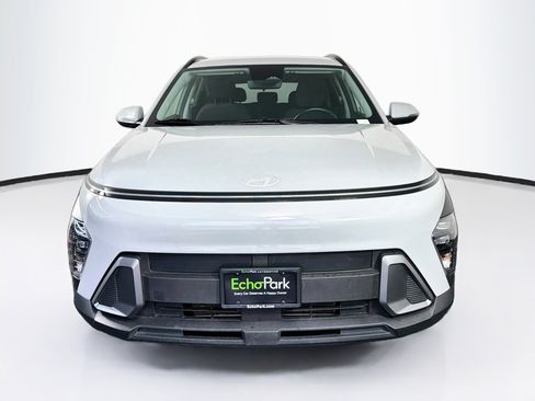 Used 2025 Hyundai Kona SEL FWD image 2