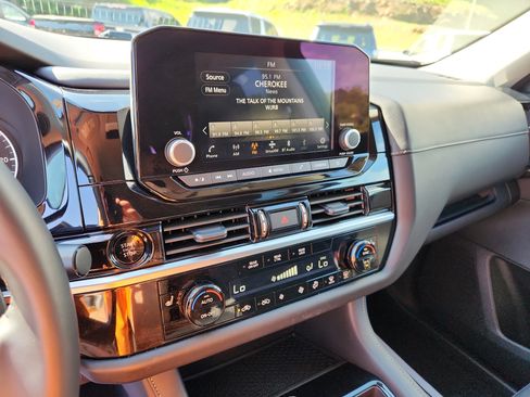 Used 2025 Nissan Pathfinder SV image 30