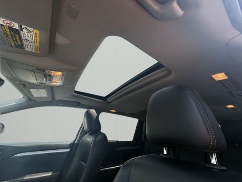 Used 2019 Toyota Highlander XLE AWD/4WD image 21