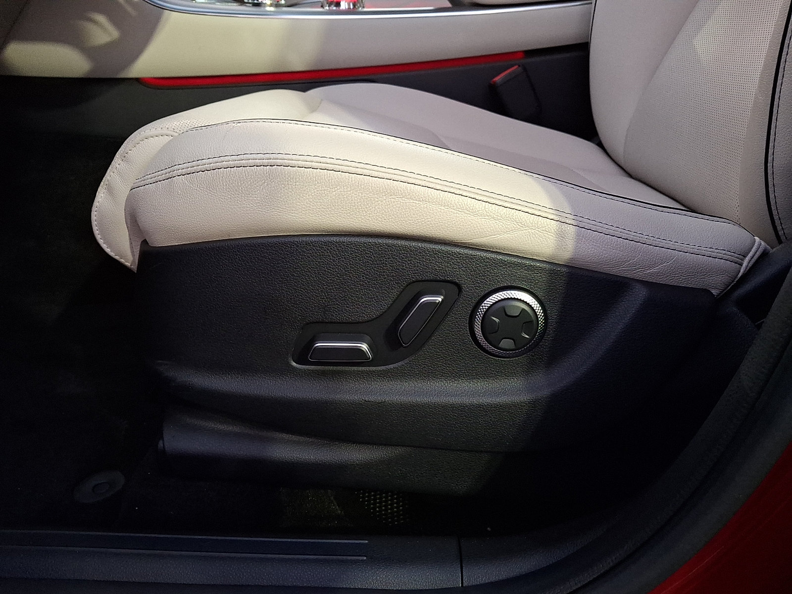 Certified 2026 Genesis GV70 2.5T Advanced AWD/4WD image 14