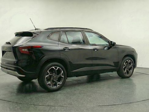 Used 2025 Chevrolet Trax LT image 9