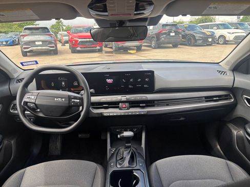 Used 2025 Kia K4 LXS image 32