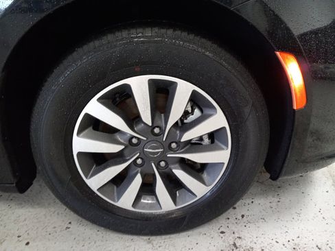 Used 2023 Chrysler Pacifica Limited image 4