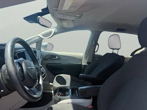 Used 2020 Chrysler Pacifica Touring w/ Advanced Safetytec Group FWD image 13