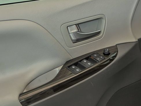 Used 2020 Toyota Sienna XLE FWD image 10