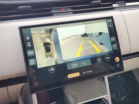 Certified 2025 Land Rover Range Rover SE image 19