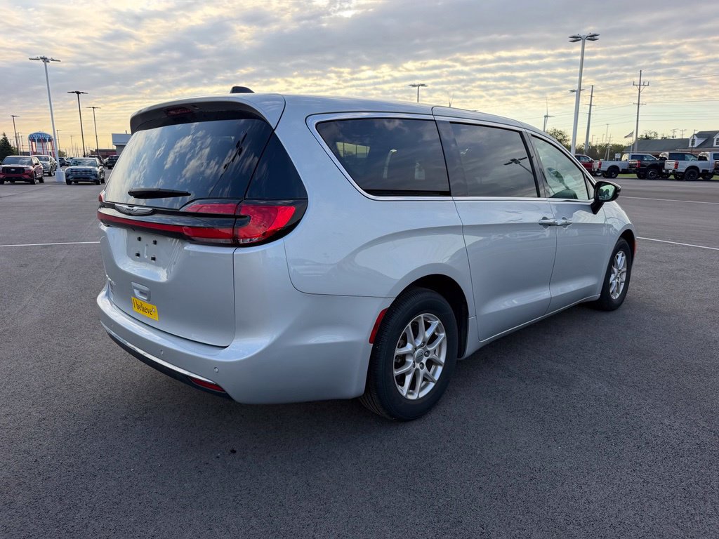 Used 2024 Chrysler Pacifica Touring-L FWD image 6