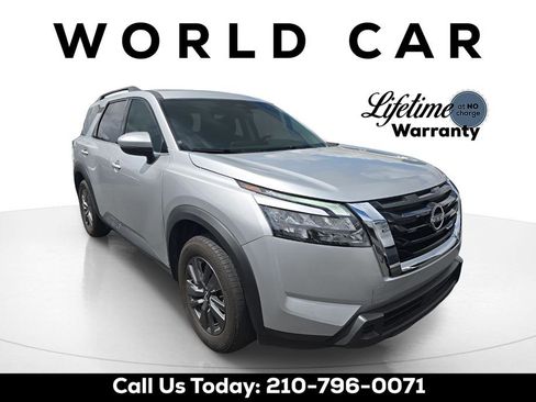Used 2025 Nissan Pathfinder SV FWD image 1