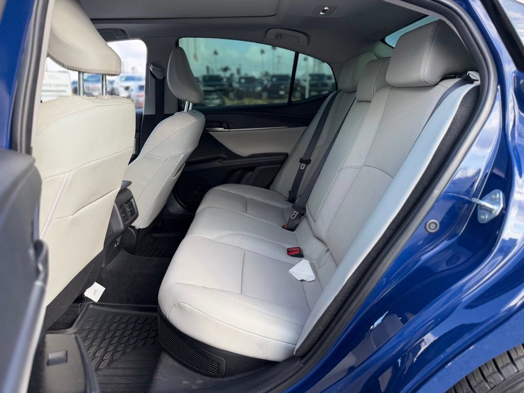 Used 2025 Toyota Camry XLE FWD image 4